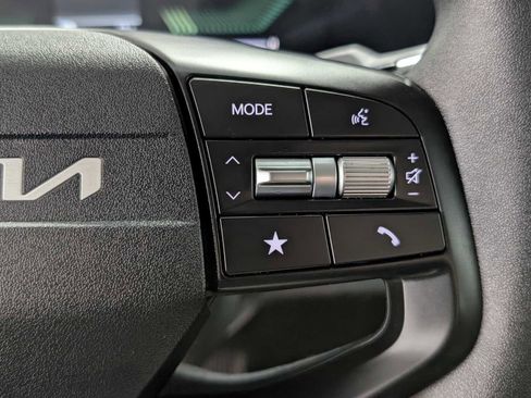 Used 2025 Kia K4 LXS image 32