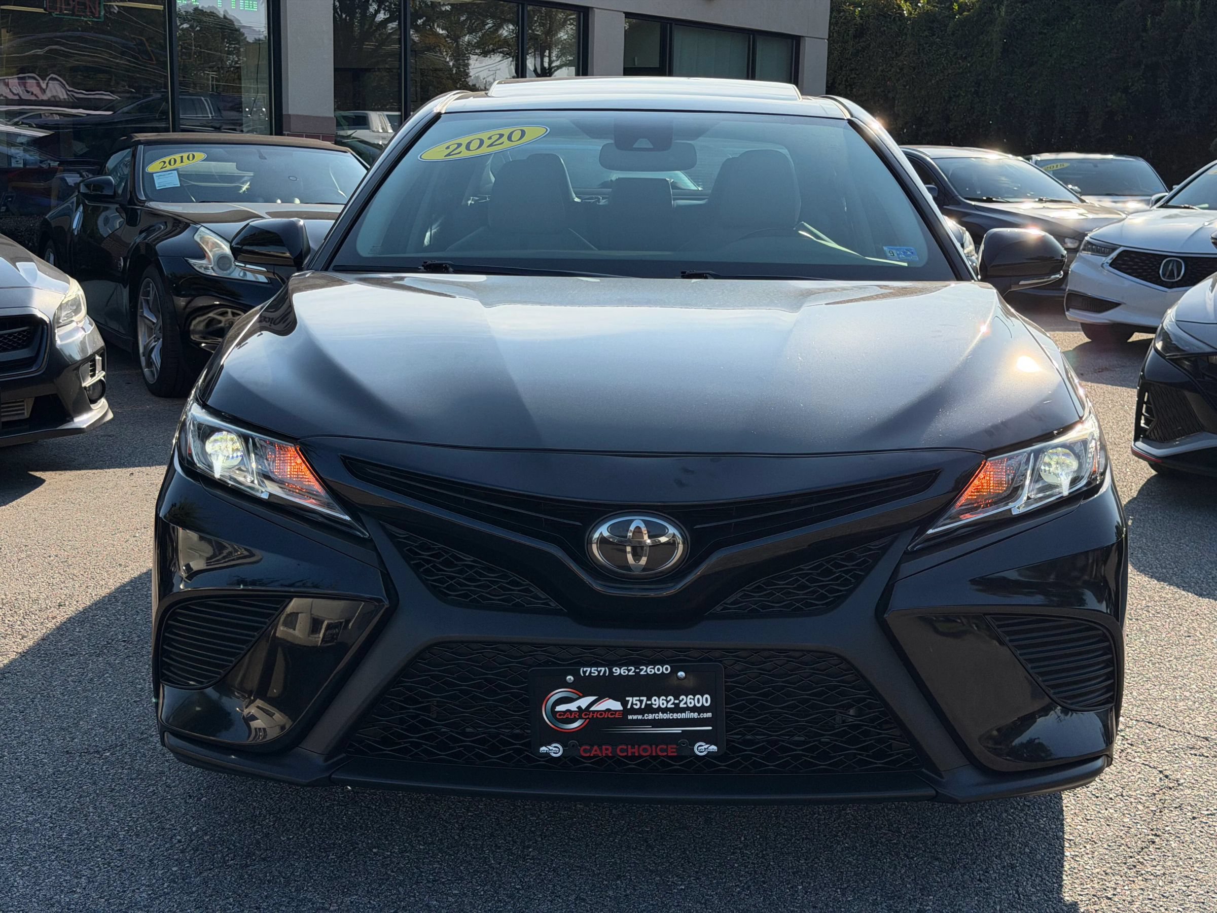Used 2020 Toyota Camry SE w/ Convenience Package FWD image 2