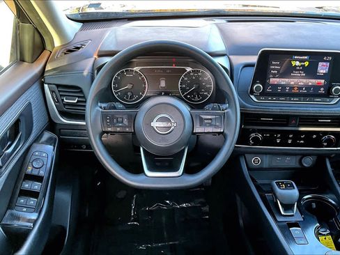 Used 2023 Nissan Rogue S image 6