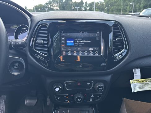 Used 2018 Jeep Compass Latitude w/ Popular Equipment Group FWD image 31