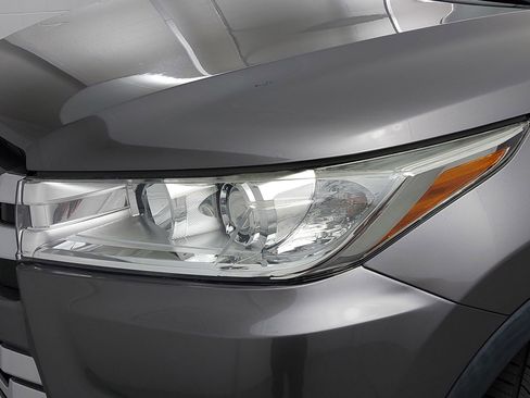 Used 2019 Toyota Highlander LE FWD image 29