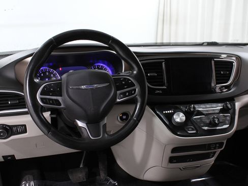 Used 2018 Chrysler Pacifica Touring-L Plus w/ Advanced Safetytec Group image 6