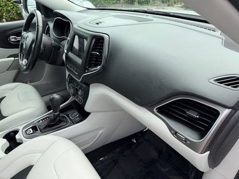 Used 2021 Jeep Cherokee Latitude Plus FWD image 19