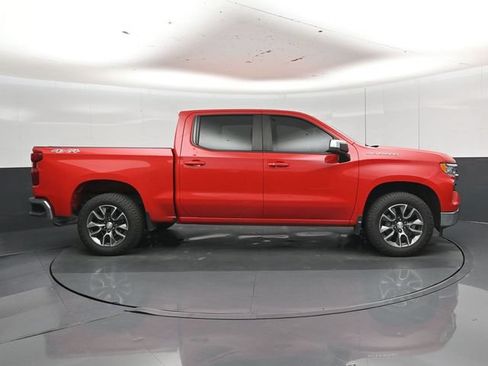 Used 2022 Chevrolet Silverado 1500 LT AWD/4WD image 2
