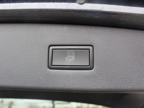 Used 2020 Volkswagen Tiguan SEL w/ 3rd Row Seat Package image 13