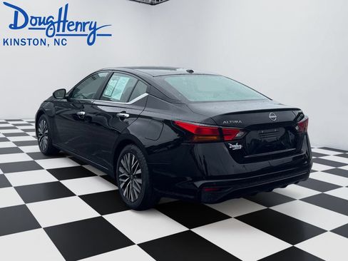 Used 2024 Nissan Altima 2.5 SV FWD image 3