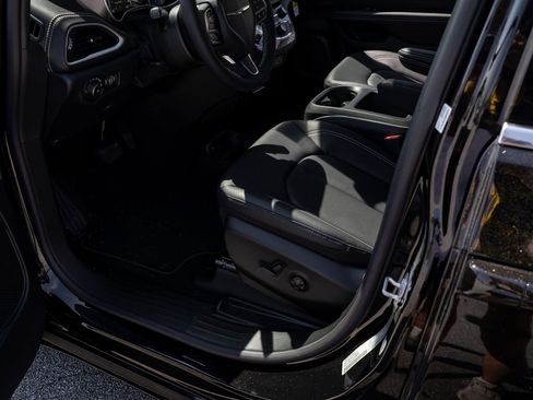 New 2026 Chrysler Pacifica Select image 17