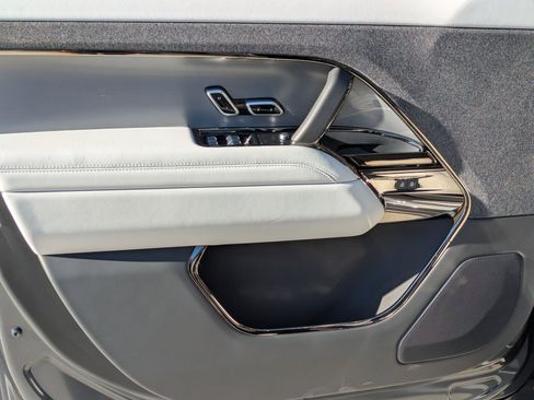 Used 2025 Land Rover Range Rover Sport SE image 12