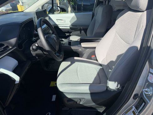 Certified 2025 Toyota Sienna LE image 20