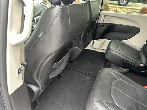 Used 2022 Chrysler Pacifica Touring-L image 17