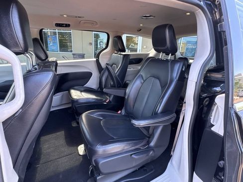 Used 2022 Chrysler Pacifica Touring-L w/ Uconnect Theater Family Group FWD image 25