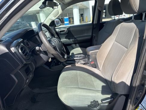 Used 2018 Toyota Tacoma SR image 6