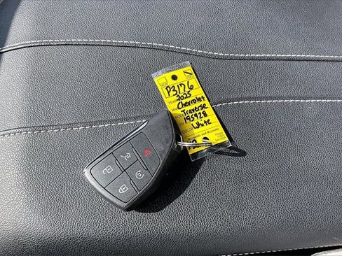Used 2025 Chevrolet Traverse LT image 36