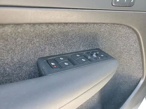 Used 2025 Volvo XC40 B5 Core image 14
