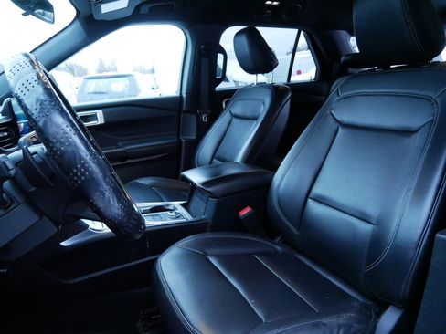 Used 2020 Ford Explorer XLT w/ Equipment Group 202A image 4