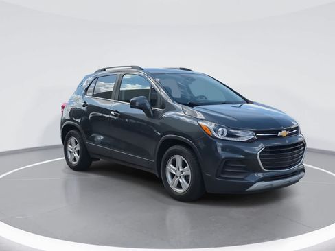 Used 2018 Chevrolet Trax LT w/ LT Convenience Package FWD image 2