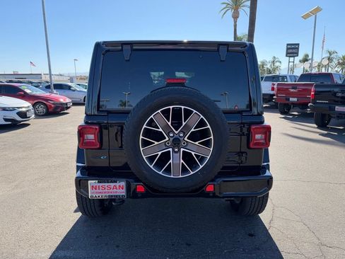 Used 2022 Jeep Wrangler Unlimited Sahara AWD/4WD image 5