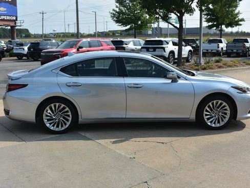 Used 2023 Lexus ES 300h Ultra Luxury w/ Accessory Package (Z2) FWD image 4