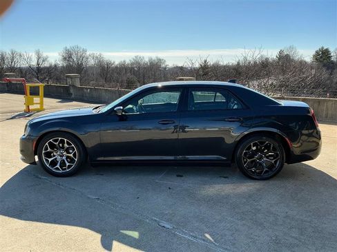 Used 2018 Chrysler 300 S w/ 300S Premium Group image 3