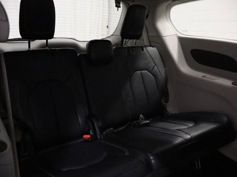 Used 2024 Chrysler Pacifica Touring-L image 17