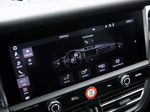 Certified 2026 Porsche Macan AWD/4WD image 15