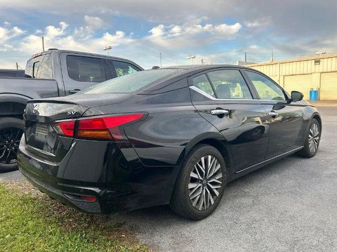 Used 2024 Nissan Altima 2.5 SV image 3