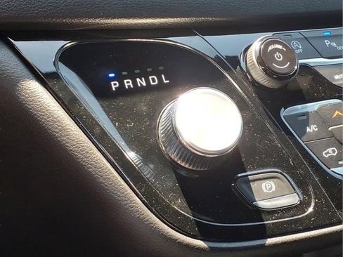 Used 2026 Chrysler Pacifica Select FWD image 9