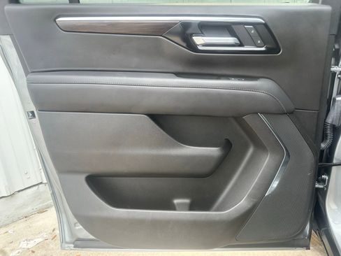 Used 2025 Chevrolet Suburban Z71 AWD/4WD image 13