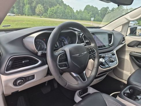 Used 2024 Chrysler Pacifica Touring-L FWD image 16