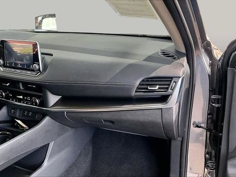 Certified 2025 Nissan Rogue SV FWD image 18