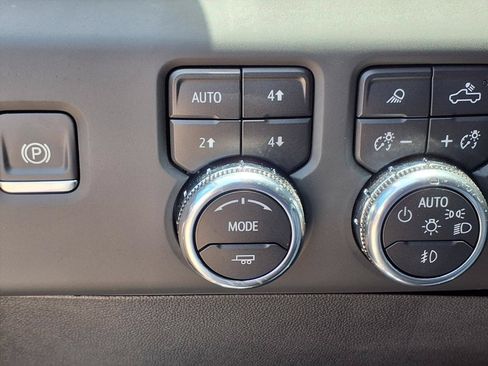 Used 2024 GMC Sierra 2500 AT4 w/ AT4 Premium Plus Package AWD/4WD image 12