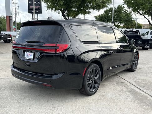 New 2026 Chrysler Pacifica Limited w/ S Appearance Package image 5