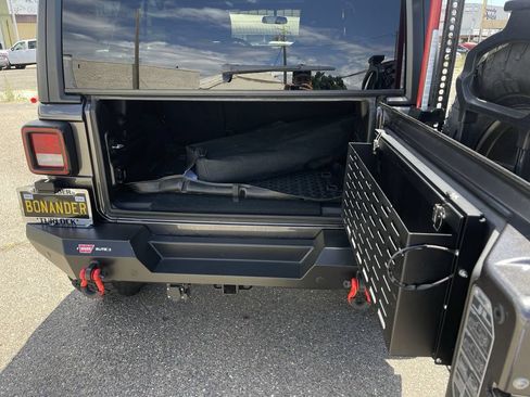 Used 2018 Jeep Wrangler Unlimited Sahara AWD/4WD image 24