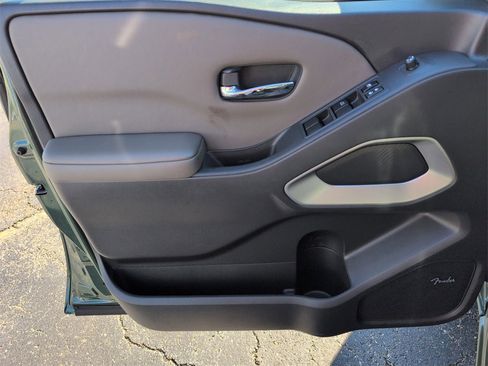 Used 2024 Nissan Frontier SV w/ SV Convenience Package image 15