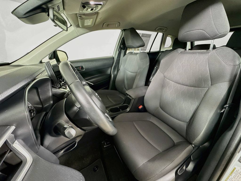 Used 2025 Toyota Corolla Cross LE AWD/4WD image 2