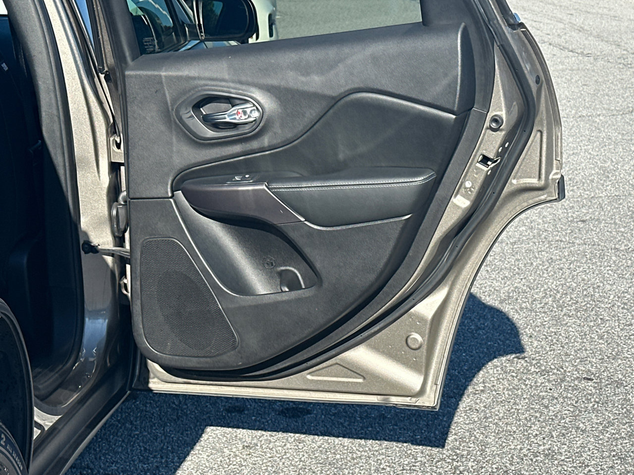 Used 2019 Jeep Cherokee Latitude w/ Popular Appearance Group FWD image 16