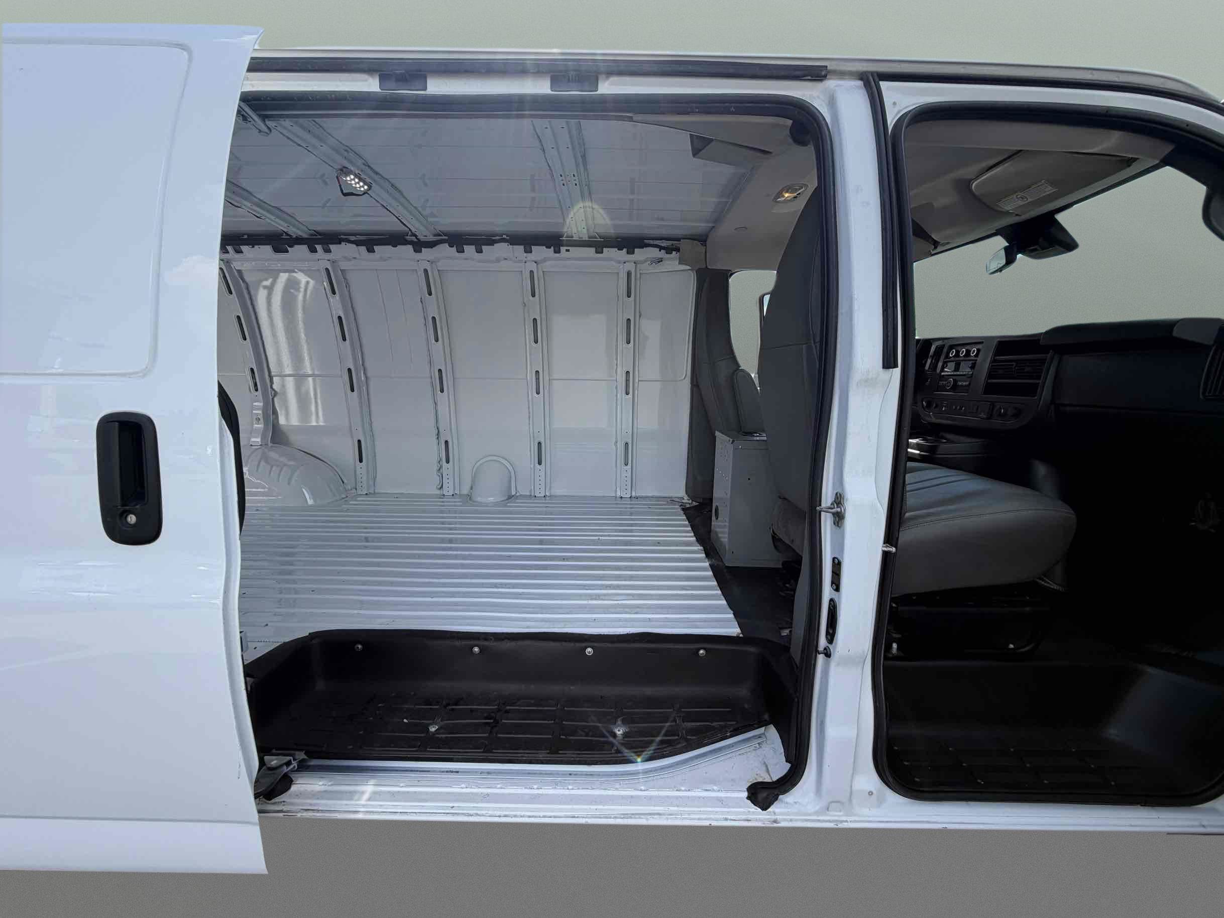Used 2020 Chevrolet Express 3500 Extended w/ Driver Convenience Package RWD image 9