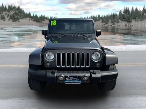 Used 2018 Jeep Wrangler Unlimited Sahara w/ Connectivity Group AWD/4WD image 8