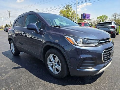 Used 2019 Chevrolet Trax LT w/ LT Convenience Package FWD image 3