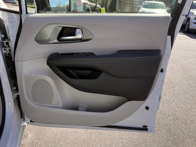 Used 2024 Chrysler Pacifica Limited FWD image 28