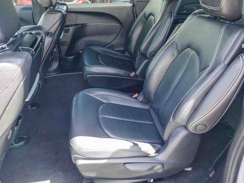 Used 2022 Chrysler Pacifica Touring-L w/ Uconnect Theater Family Group FWD image 17