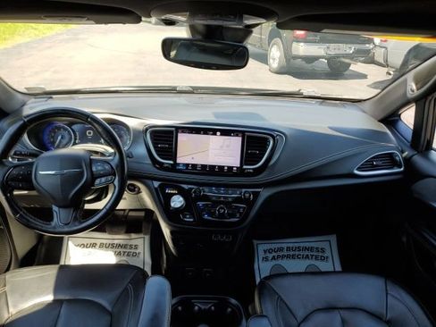 Used 2021 Chrysler Pacifica Touring-L w/ Uconnect Theater Family Group AWD/4WD image 18
