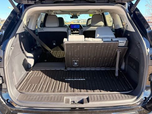 Used 2026 Toyota Highlander Platinum image 27