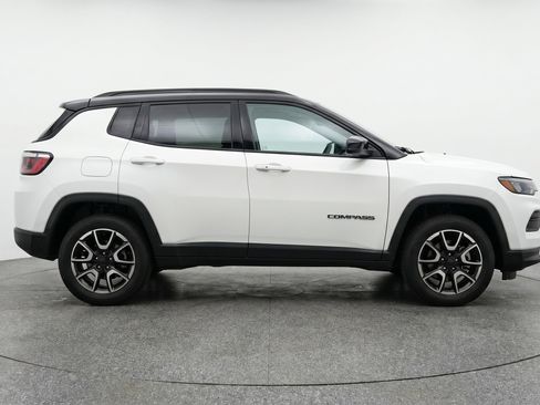 Used 2025 Jeep Compass Trailhawk AWD/4WD image 11