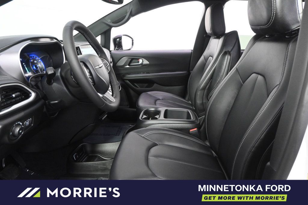 Used 2026 Chrysler Pacifica Select FWD image 14