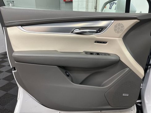 Used 2017 Cadillac XT5 Luxury w/ Driver Awareness Package image 17