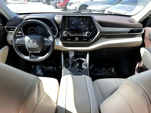Used 2021 Toyota Highlander XLE image 15