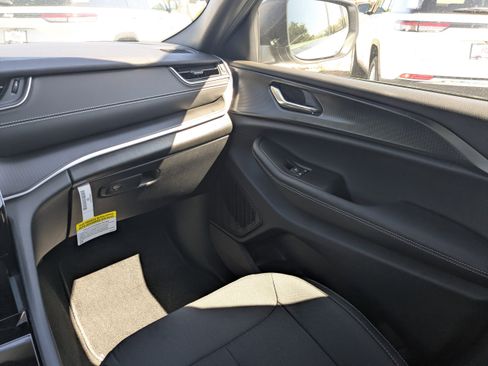 New 2025 Jeep Grand Cherokee L Laredo image 16