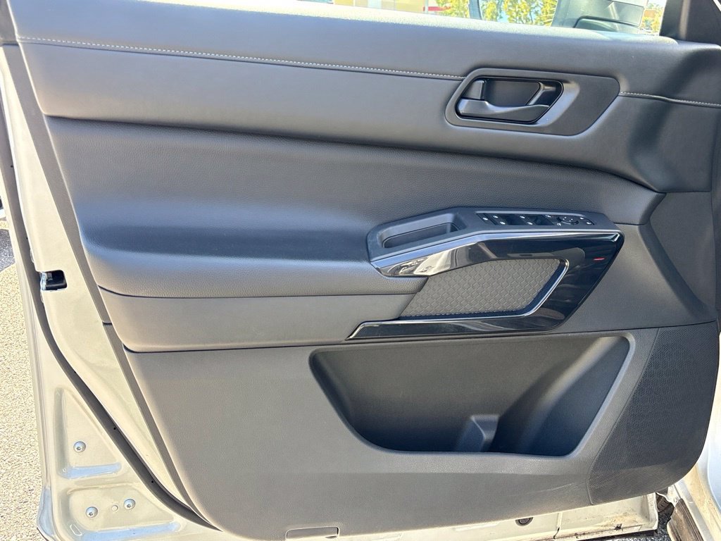 Used 2024 Nissan Pathfinder SV FWD image 20