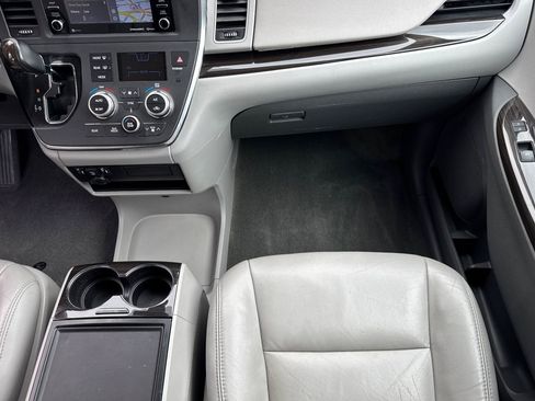 Used 2018 Toyota Sienna XLE w/ XLE Navigation Package FWD image 32